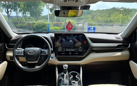 Toyota Highlander, 2022 год, 3 550 000 рублей, 10 фотография