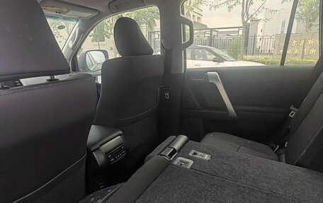 Toyota Land Cruiser Prado 150 рестайлинг 2, 2022 год, 6 149 000 рублей, 6 фотография