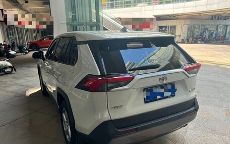 Toyota RAV4, 2021 год, 2 462 000 рублей, 3 фотография