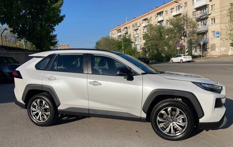 Toyota RAV4, 2024 год, 3 700 000 рублей, 3 фотография