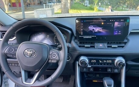 Toyota RAV4, 2024 год, 3 700 000 рублей, 17 фотография