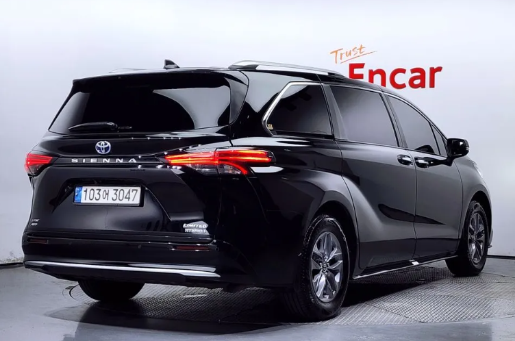 Toyota Sienna III, 2021 год, 4 980 000 рублей, 2 фотография