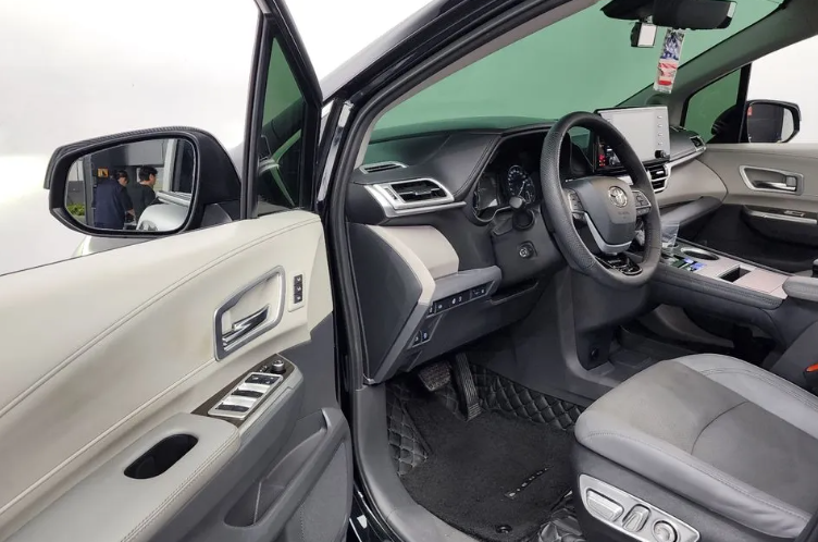 Toyota Sienna III, 2021 год, 4 980 000 рублей, 8 фотография