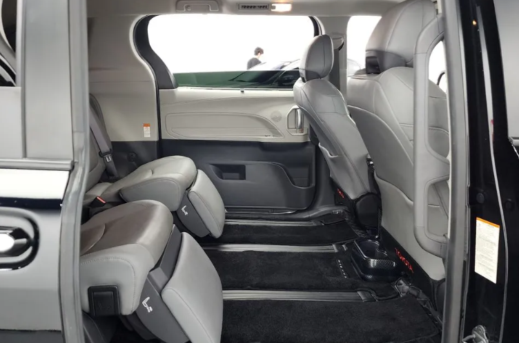 Toyota Sienna III, 2021 год, 4 980 000 рублей, 10 фотография