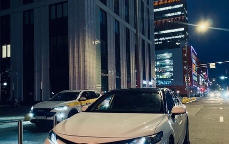 Toyota Camry, 2020 год, 1 900 000 рублей, 4 фотография