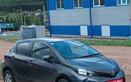 Toyota Vitz, 2015 год, 1 000 000 рублей, 2 фотография
