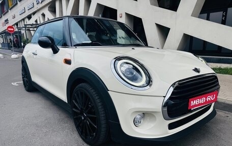 MINI Hatch, 2017 год, 1 830 000 рублей, 2 фотография