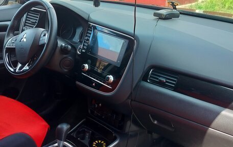 Mitsubishi Outlander III рестайлинг 3, 2020 год, 2 500 000 рублей, 7 фотография