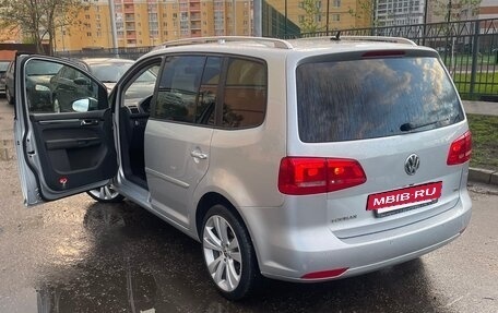 Volkswagen Touran III, 2011 год, 1 000 000 рублей, 2 фотография