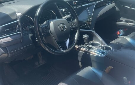 Toyota Camry, 2019 год, 2 850 000 рублей, 3 фотография