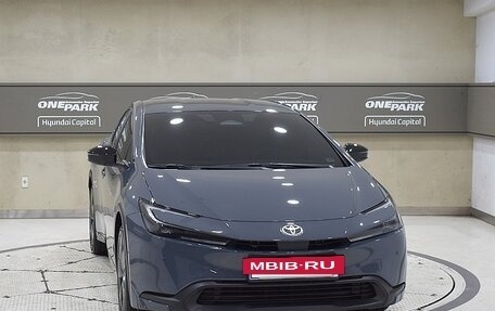 Toyota Prius IV XW50, 2024 год, 3 950 000 рублей, 2 фотография