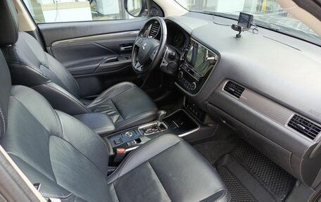 Mitsubishi Outlander III рестайлинг 3, 2018 год, 1 899 000 рублей, 13 фотография