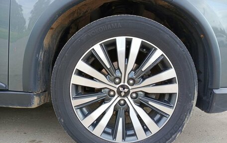 Mitsubishi Outlander III рестайлинг 3, 2018 год, 1 899 000 рублей, 22 фотография
