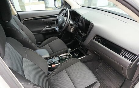 Mitsubishi Outlander III рестайлинг 3, 2019 год, 2 298 900 рублей, 13 фотография