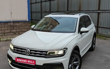 Volkswagen Tiguan II, 2018 год, 2 600 000 рублей, 2 фотография