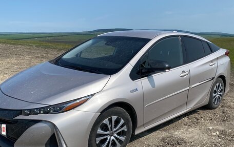 Toyota Prius IV XW50, 2020 год, 2 350 000 рублей, 1 фотография