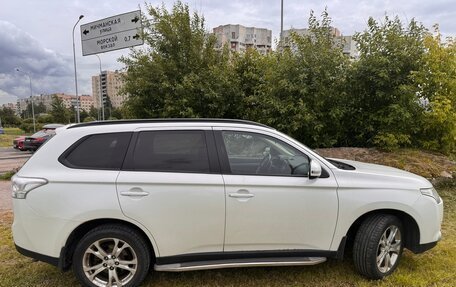 Mitsubishi Outlander III рестайлинг 3, 2013 год, 1 350 000 рублей, 4 фотография