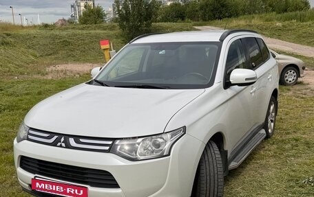 Mitsubishi Outlander III рестайлинг 3, 2013 год, 1 350 000 рублей, 2 фотография
