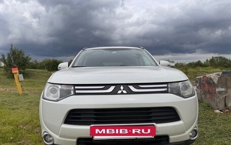 Mitsubishi Outlander III рестайлинг 3, 2013 год, 1 350 000 рублей, 17 фотография