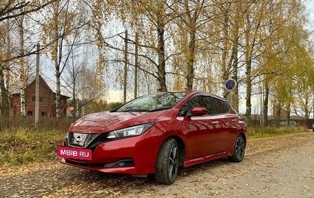 Nissan Leaf II, 2018 год, 1 890 000 рублей, 2 фотография