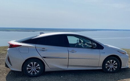 Toyota Prius IV XW50, 2020 год, 2 350 000 рублей, 3 фотография