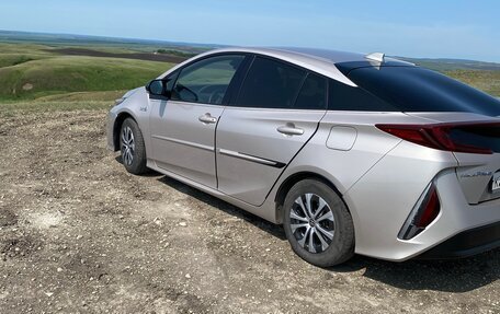 Toyota Prius IV XW50, 2020 год, 2 350 000 рублей, 2 фотография