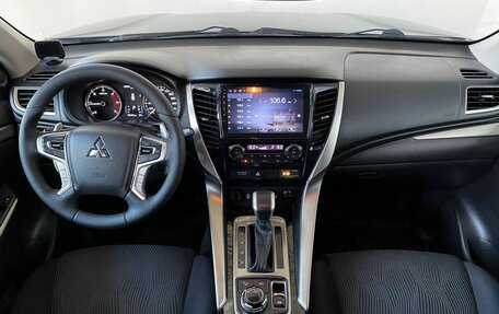 Mitsubishi Pajero Sport III рестайлинг, 2017 год, 2 449 000 рублей, 7 фотография