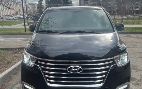 Hyundai Grand Starex Grand Starex I рестайлинг 2, 2021 год, 3 700 000 рублей, 1 фотография