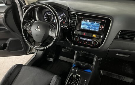 Mitsubishi Outlander III рестайлинг 3, 2015 год, 1 739 000 рублей, 12 фотография