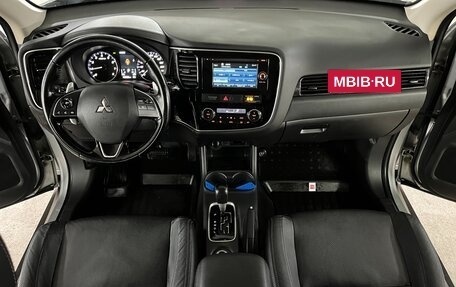 Mitsubishi Outlander III рестайлинг 3, 2015 год, 1 739 000 рублей, 16 фотография