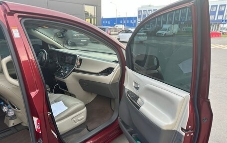 Toyota Sienna III, 2016 год, 3 050 000 рублей, 13 фотография