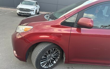 Toyota Sienna III, 2016 год, 3 050 000 рублей, 23 фотография