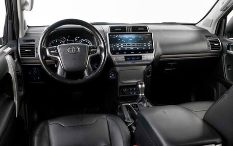 Toyota Land Cruiser Prado 150 рестайлинг 2, 2019 год, 4 674 300 рублей, 6 фотография