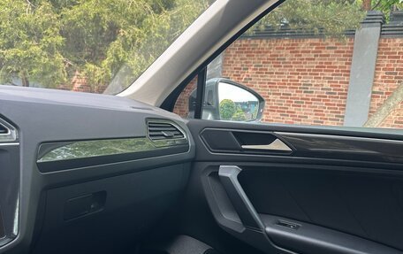 Volkswagen Tiguan II, 2019 год, 2 800 000 рублей, 2 фотография