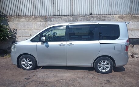 Toyota Noah III, 2009 год, 1 400 000 рублей, 11 фотография