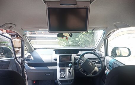 Toyota Noah III, 2009 год, 1 400 000 рублей, 17 фотография