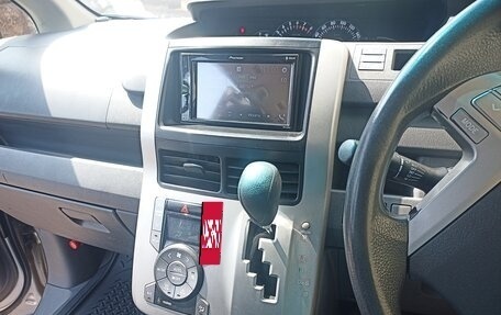 Toyota Noah III, 2009 год, 1 400 000 рублей, 15 фотография