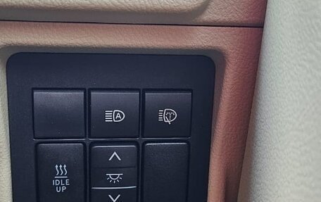 Toyota Land Cruiser Prado 150 рестайлинг 2, 2019 год, 4 800 000 рублей, 12 фотография