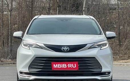 Toyota Sienna, 2021 год, 3 800 000 рублей, 2 фотография