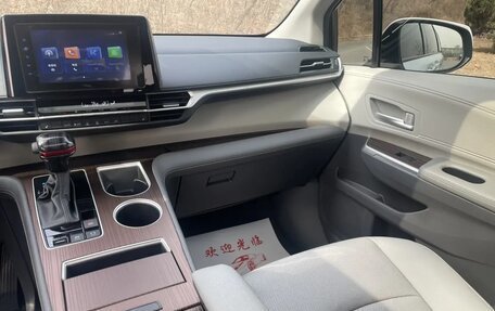 Toyota Sienna, 2021 год, 3 800 000 рублей, 12 фотография