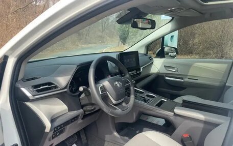 Toyota Sienna, 2021 год, 3 800 000 рублей, 14 фотография