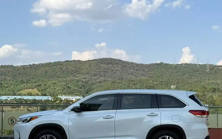 Toyota Highlander, 2021 год, 2 500 000 рублей, 4 фотография