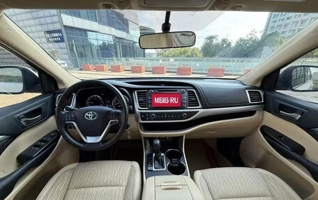 Toyota Highlander, 2021 год, 2 500 000 рублей, 9 фотография