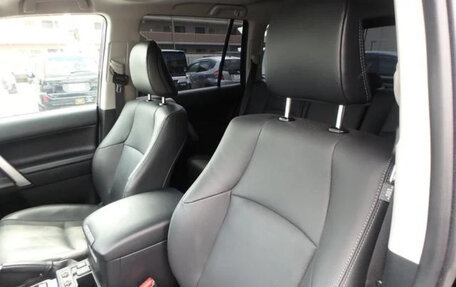 Toyota Land Cruiser Prado 150 рестайлинг 2, 2021 год, 3 990 000 рублей, 10 фотография
