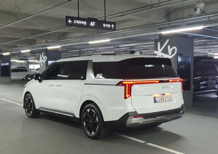 KIA Carnival III, 2024 год, 4 350 000 рублей, 3 фотография