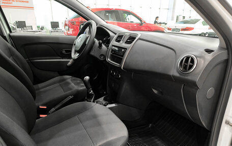 Renault Logan II, 2018 год, 850 000 рублей, 13 фотография