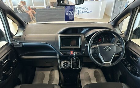 Toyota Noah III, 2018 год, 2 859 900 рублей, 16 фотография