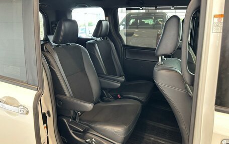 Toyota Noah III, 2018 год, 2 859 900 рублей, 17 фотография