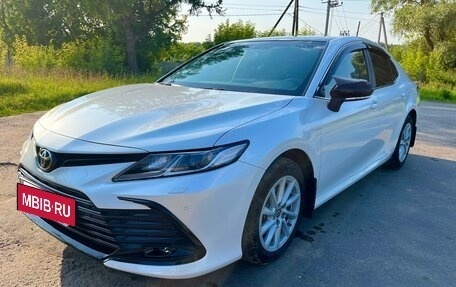 Toyota Camry, 2021 год, 3 300 000 рублей, 2 фотография