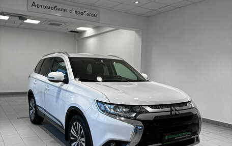 Mitsubishi Outlander III рестайлинг 3, 2020 год, 2 230 000 рублей, 3 фотография